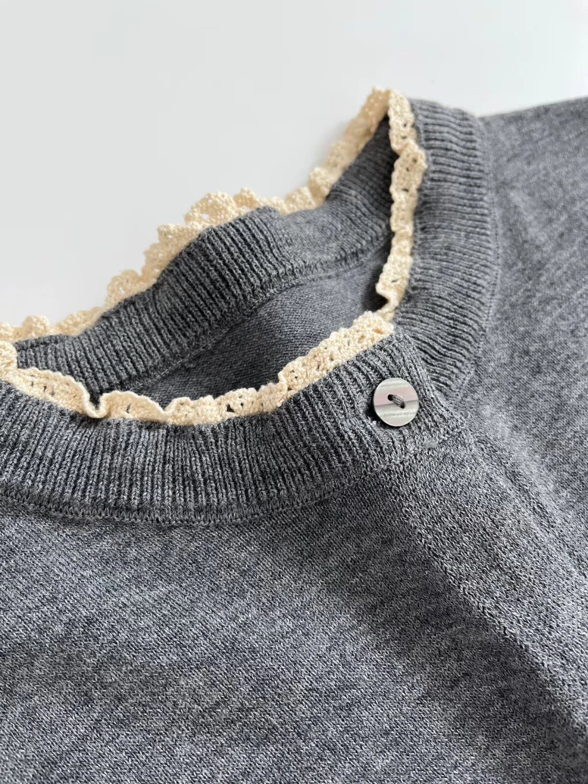 Europeu e americano feminino fino ajuste francês contrastante combinação renda emenda em torno do pescoço manga comprida botão jaqueta de malha