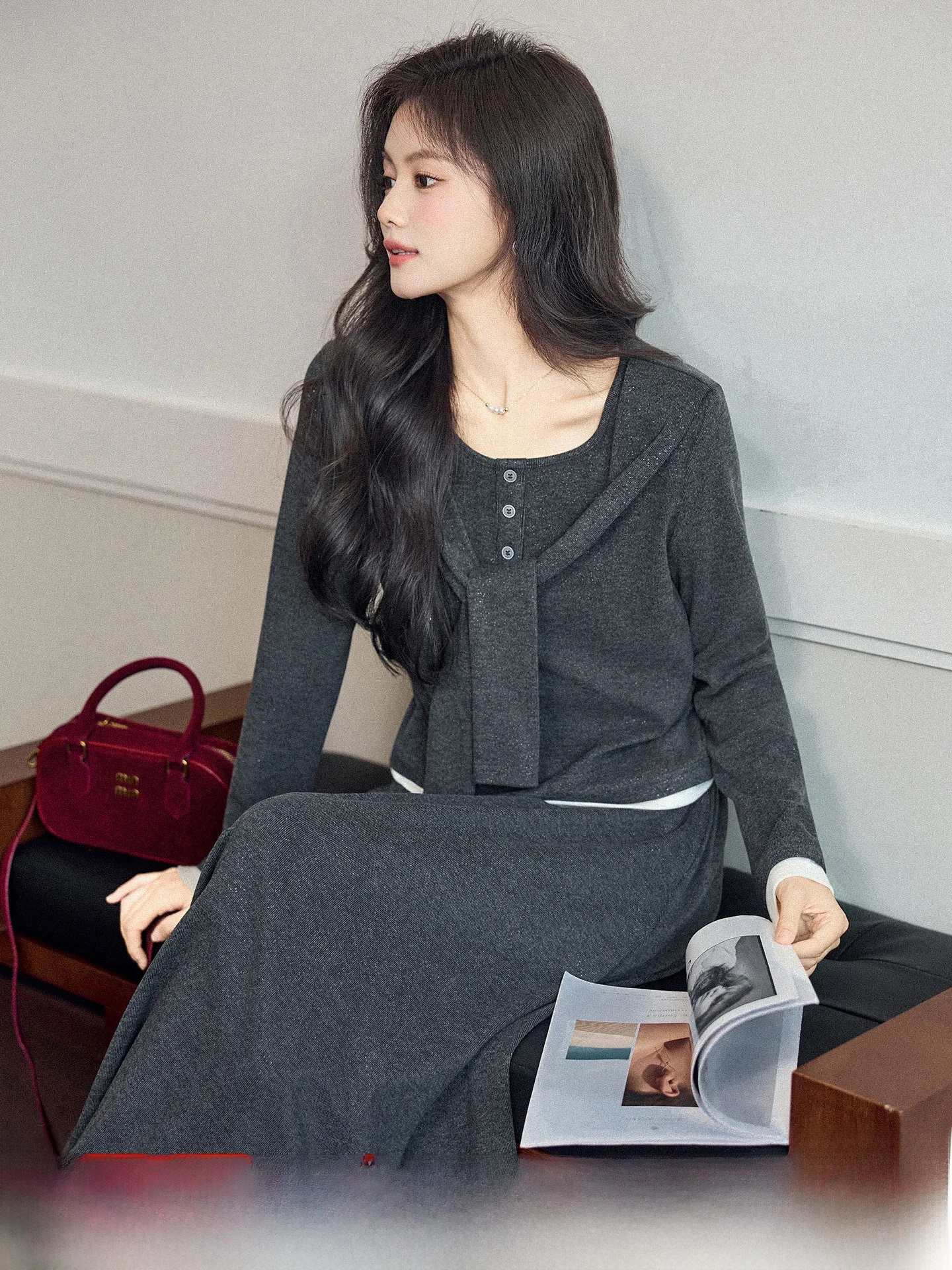 

Осенне-зимний женский вязаный комплект: юбка миди с завышенной талией, топ с длинным рукавом в стиле колор-блок, модный, художественный, из полиэстера и спандекса...