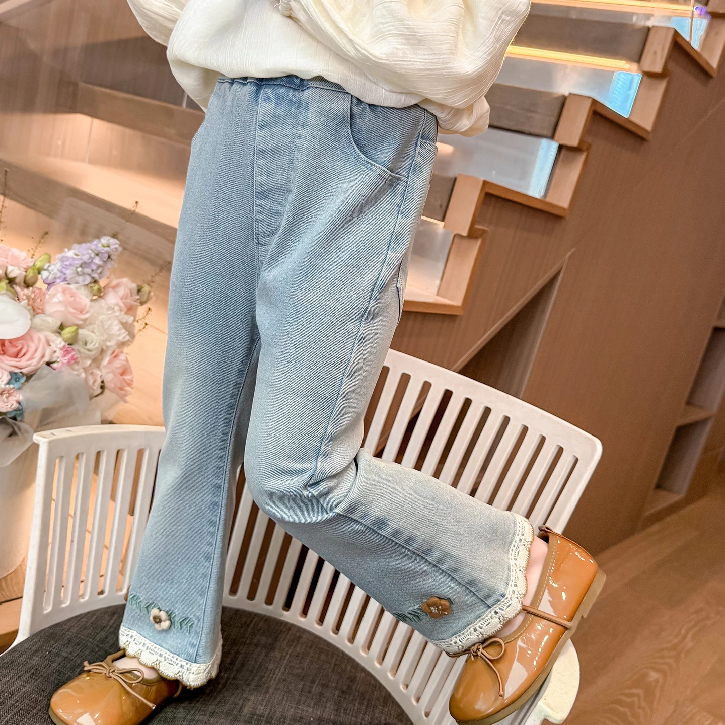 

Lovely Style Baby Girl Flared Jeans With Flowers Embroidery Kids Children Casual Boot Cut Retro Denim Pants with Applications