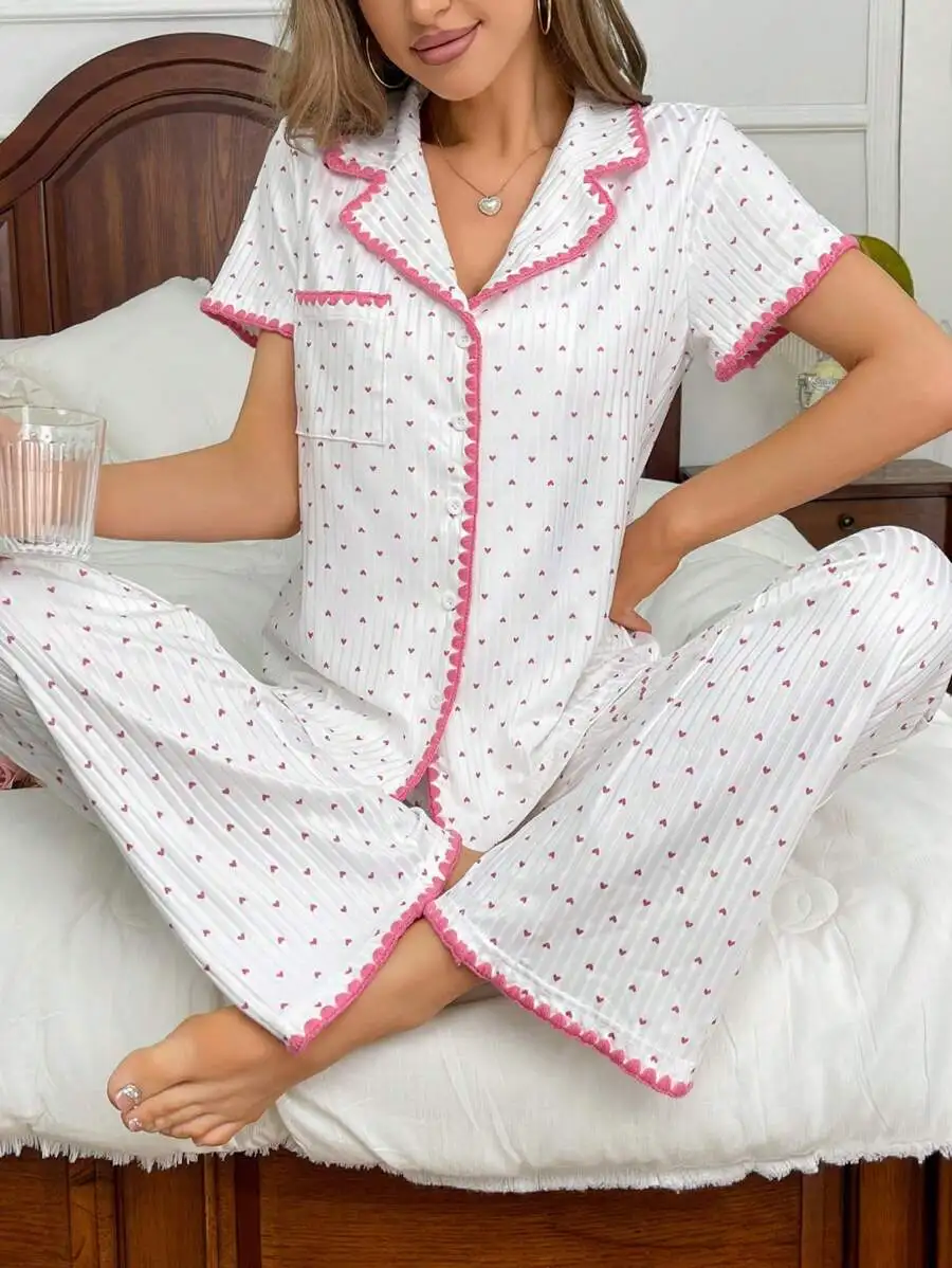 

Женский пижамный комплект белого цвета с принтом в виде сердечек, розовой окантовкой и короткими рукавами