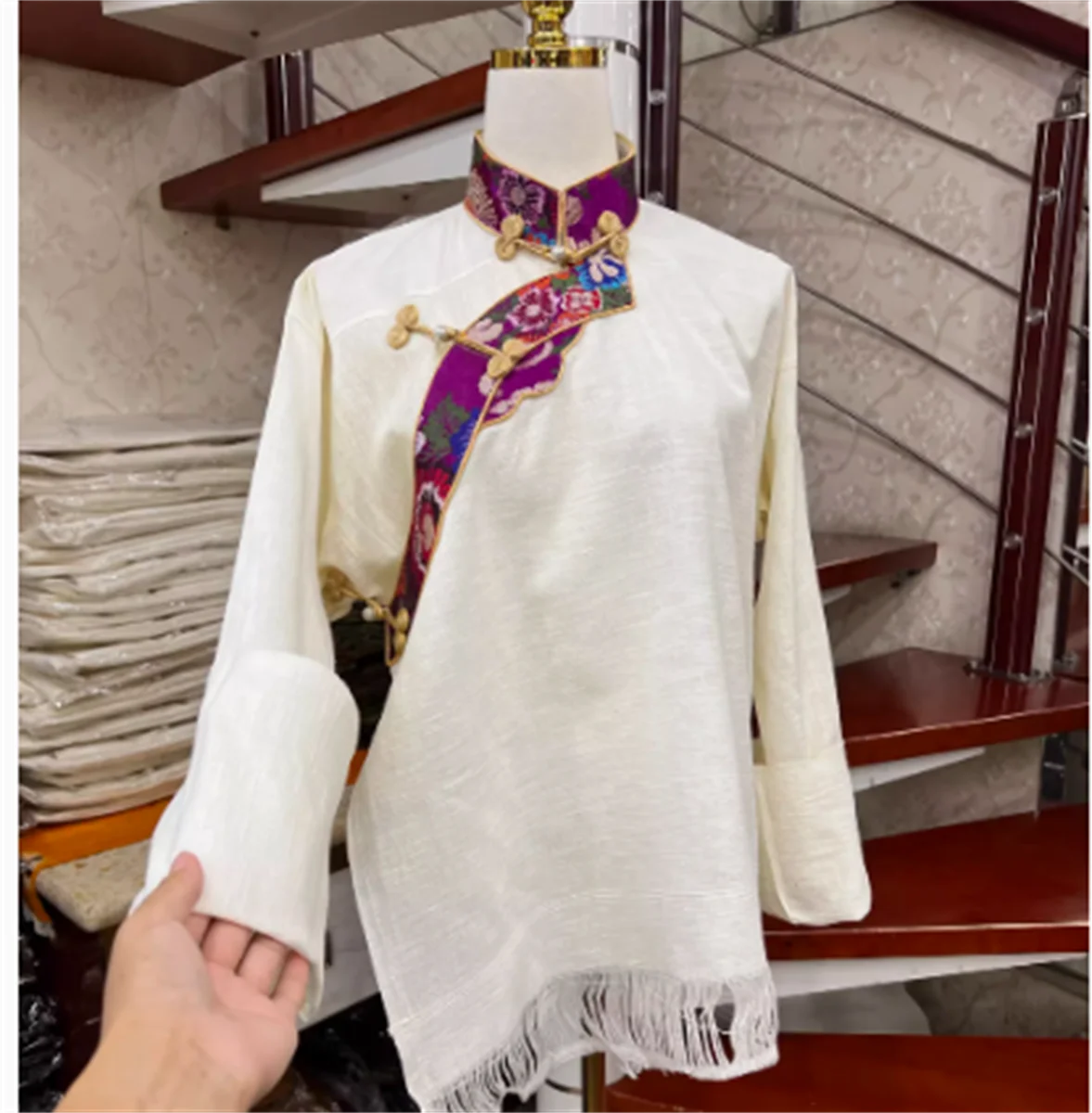 

2024 Tibetan style imported cloth hot fabric simple gold border shirt ethnic style plainclothes Guozhuang team customization