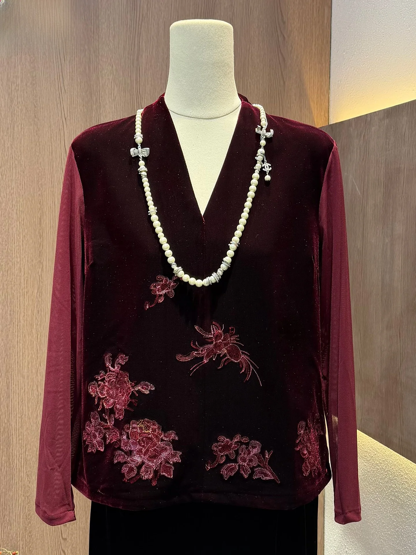 

Весна 2026: Новая модная шелковая бархатная блузка для женщин с тяжелой вышивкой и пэчворком, утягивающая, в китайском стиле, свободного кроя