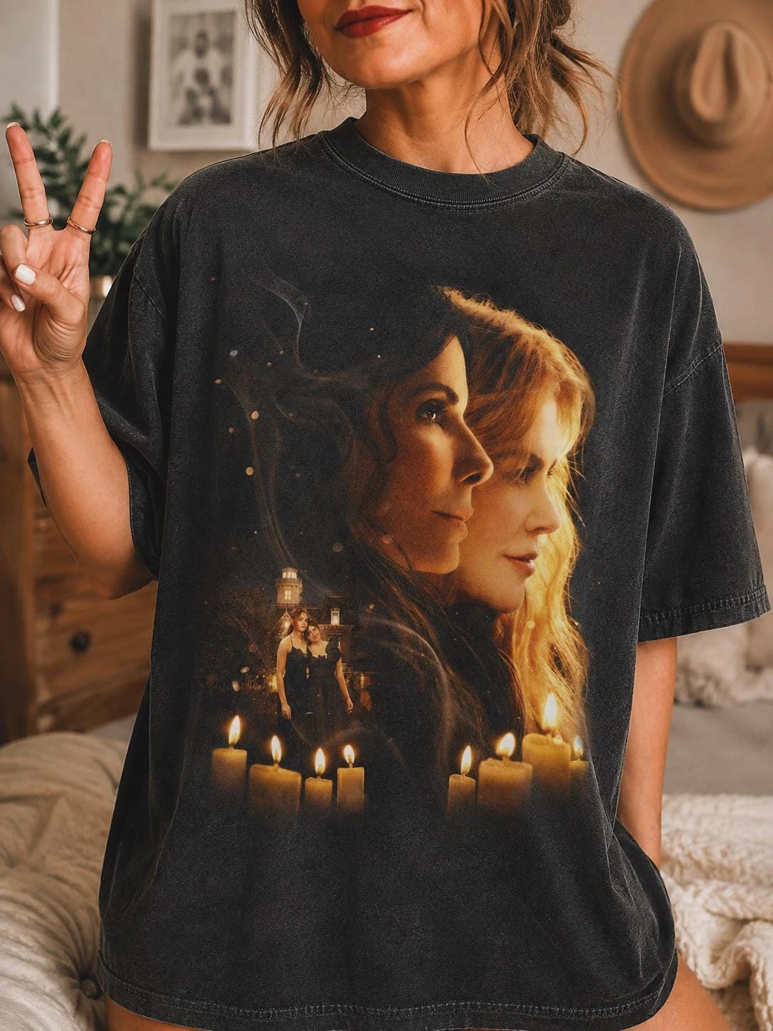 The Owens Sisters Practical Magic Filmplakat T-Shirt — Hexen, Kerzen & Vintage, Hexen-Halloween, Geschenk für die gruselige Jahreszeit – Detail 2