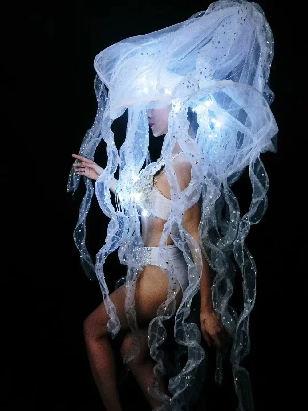 Sombrero con sujetador de cristales LED, Bikini Sexy con perlas blancas, disfraz de mujer para club nocturno, Bar, trajes de escenario, modelo de pasarela, actuación de DJ, Ropa de baile