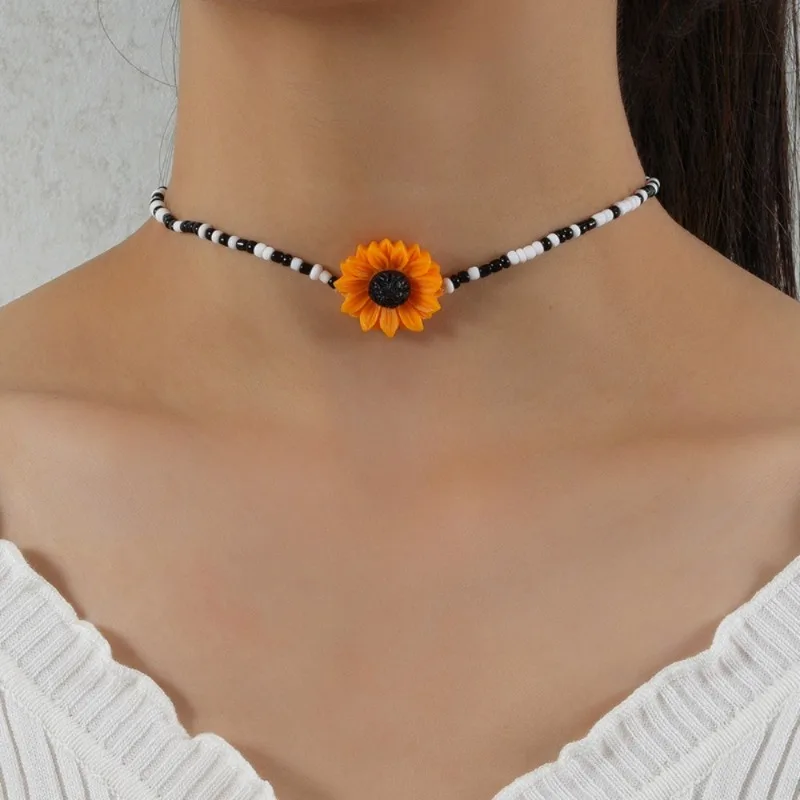 Simple Bohemian Hand-Strung Black White Mini Seed Bead Sunflower Necklace for Women Beach Outdoor Tourism Jewelry Accessories
