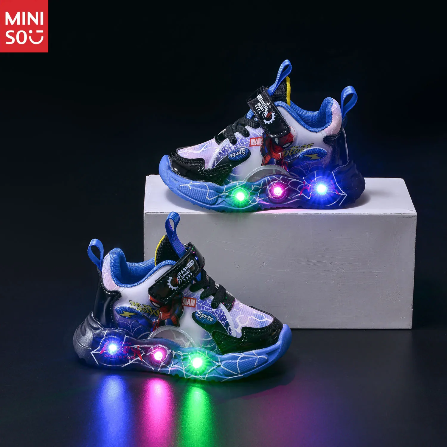 أحذية رياضية مينيسو 2025 للأطفال لربيع الخريف، أحذية جلدية بمستشعر حركة LED سبايدر مان للأولاد