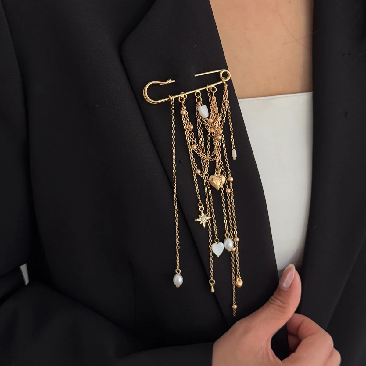 Neue modische mehrlagige Perlen-Quasten-Brosche, herzförmiges Abzeichen, Kleidungsaccessoire, Anstecknadeln für Damen, trendiger Schmuck – Detail 4