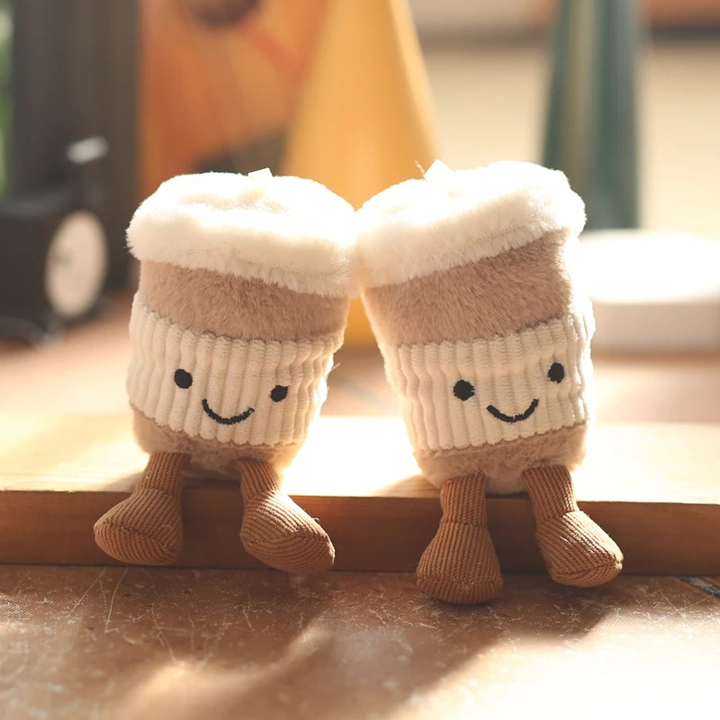 พวงกุญแจแก้วชานมตุ๊กตาขนฟูน่ารัก อุปกรณ์เสริมพวงกุญแจเครื่องดื่มน่ารักสำหรับกระเป๋า กระเป๋าเป้ ของเล่นตุ๊กตา ของขวัญวันเกิดสำหรับเด็ก