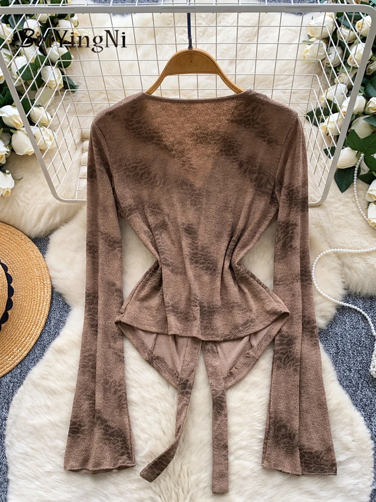 Beiyingni-camisas coreanas de otoño 2025, camisetas francesas Vintage de un solo pecho con cuello en V para mujer, camisetas ajustadas sexis Tie Dye Y2KTops