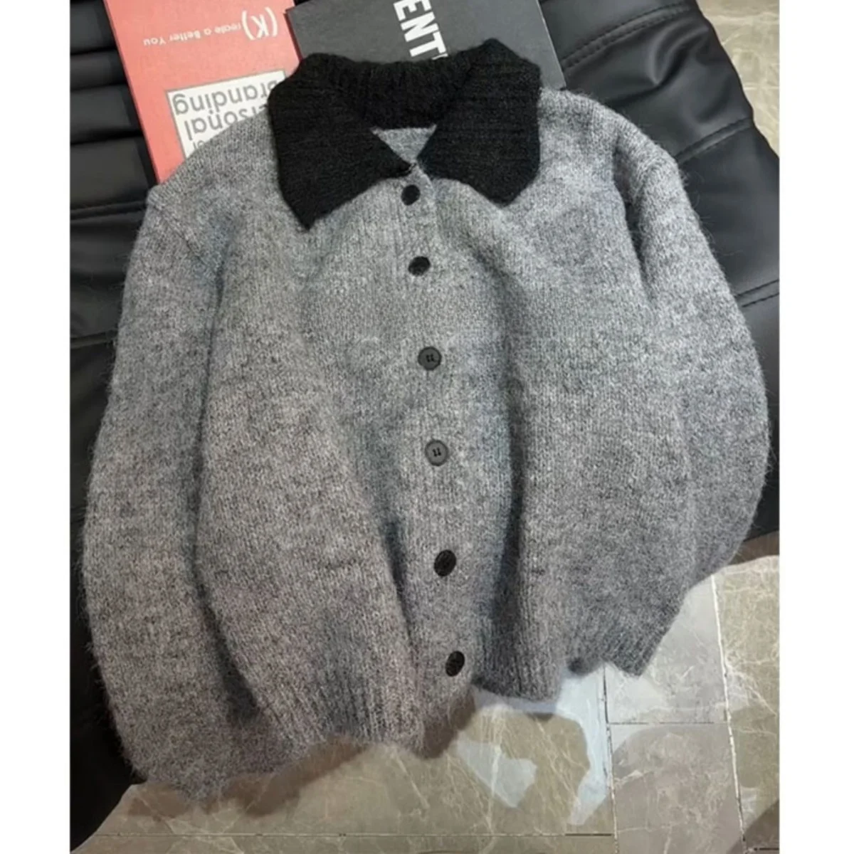 Elegancka, prosta i modna damska dzianina na jesień, luźna, długa bluzka z jednym guzikiem i kołnierzykiem typu flip, styl koreański.