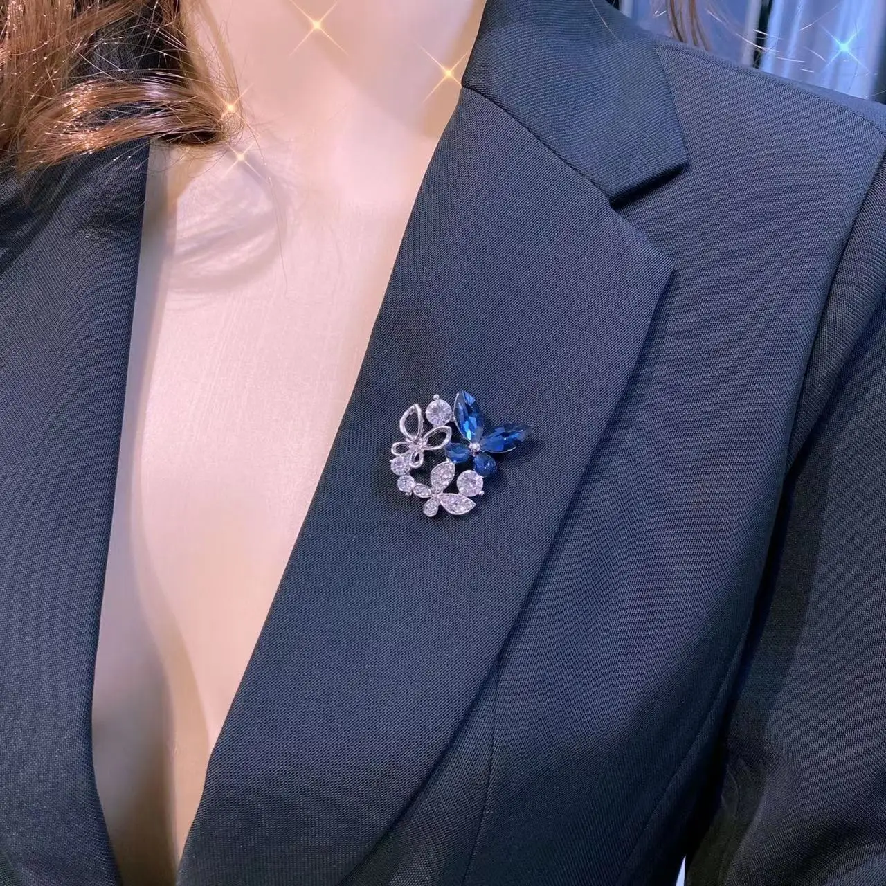 女性のためのカスタマイズされたクリスタルパールブローチ,合金の花,蝶のブローチ,ファッショナブルな衣類アクセサリー,ファンのための幸福,2024