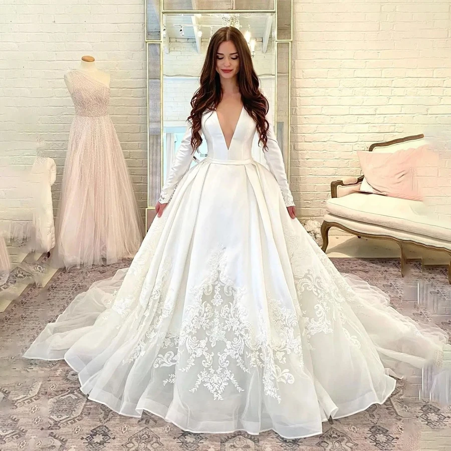 

Deep V-neck Lace Satin Wedding Dress with Long Sleeves Vintage Applique Court Train Bridal Gown 2023