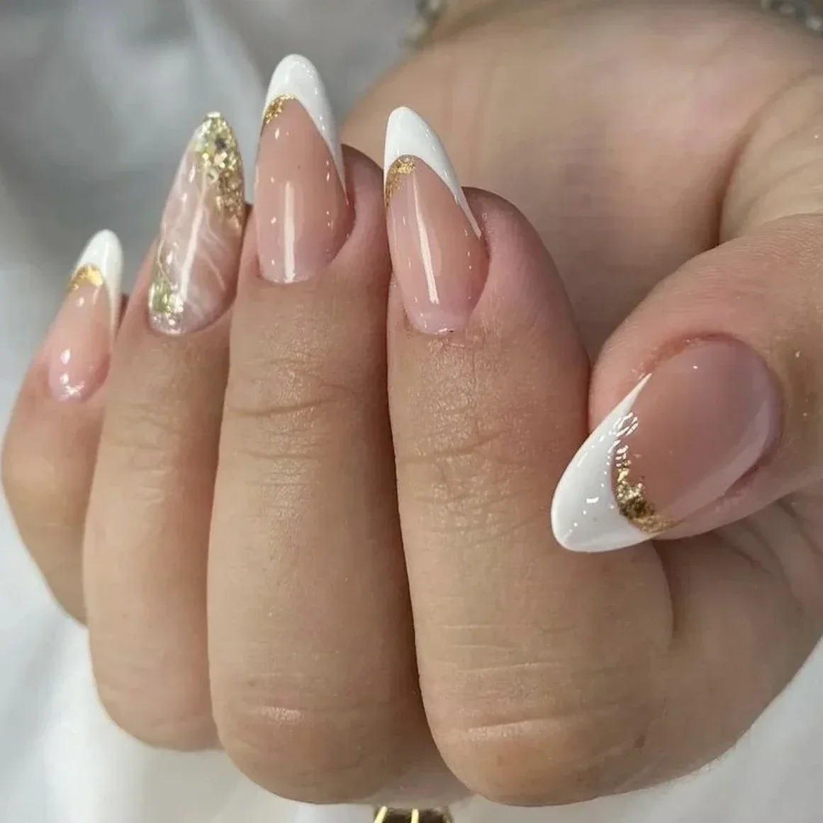 Simple French Classic White Almond Fake Nails Art False Nails Charms Glitter Powder Red Lips Gold Press on Nails Manicure Tools