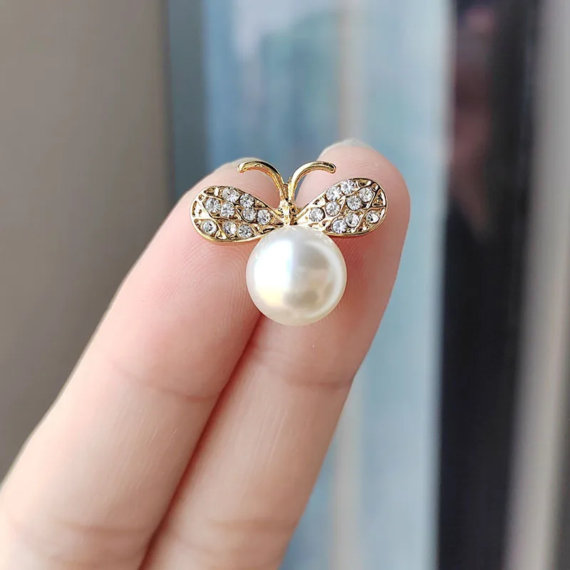 Foreign trade hot temperament bee pearl button brooch simple temperament women's silk scarf buckle fixed clothing pin