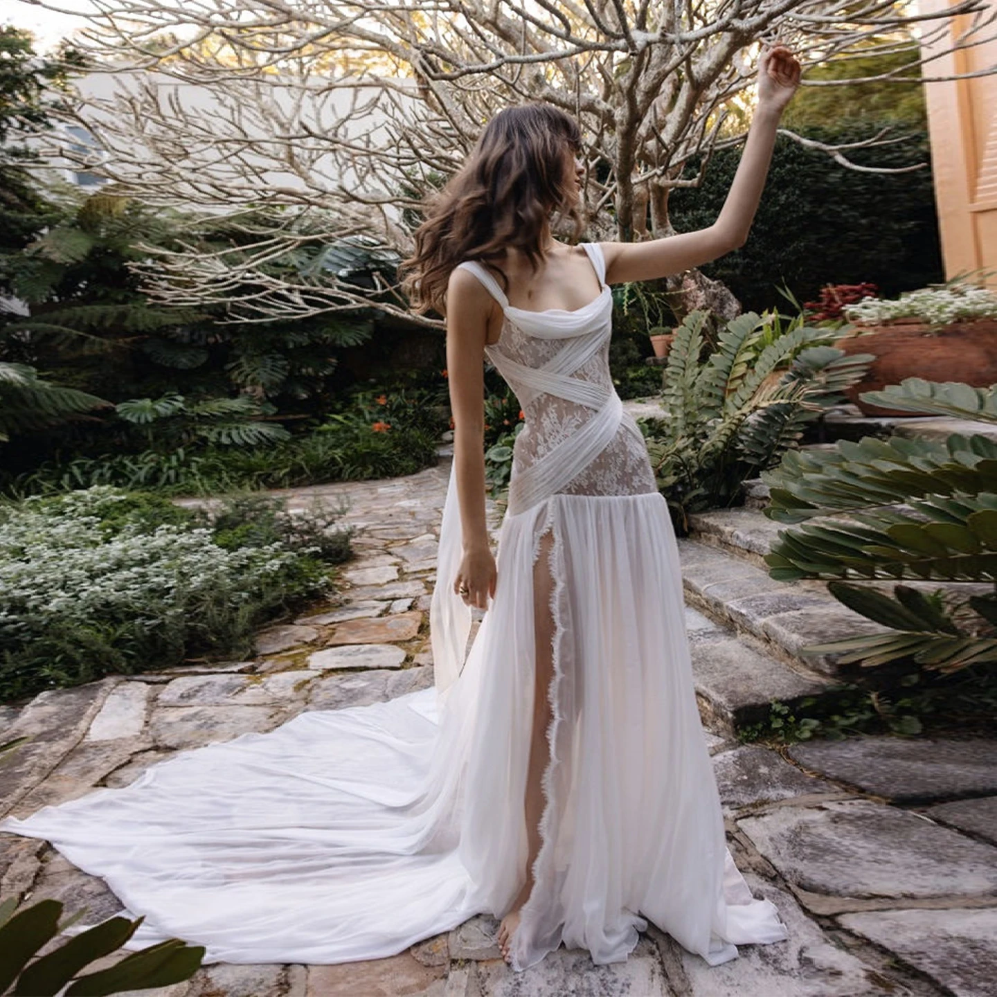 Abito da sposa romantico in pizzo e chiffon Abito da sposa sexy con spacco laterale alto senza maniche Abito da sposa alla moda con strascico a linea