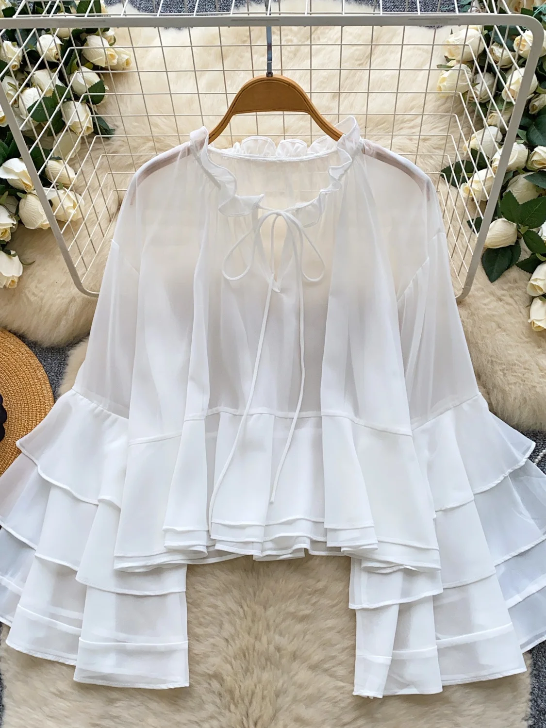 Luźna, cienka bluzka damska z szyfonu z rękawami dzwonkami, okrągły dekolt, siateczka, wiosenno-jesienna, modna, oddychająca, delikatna.