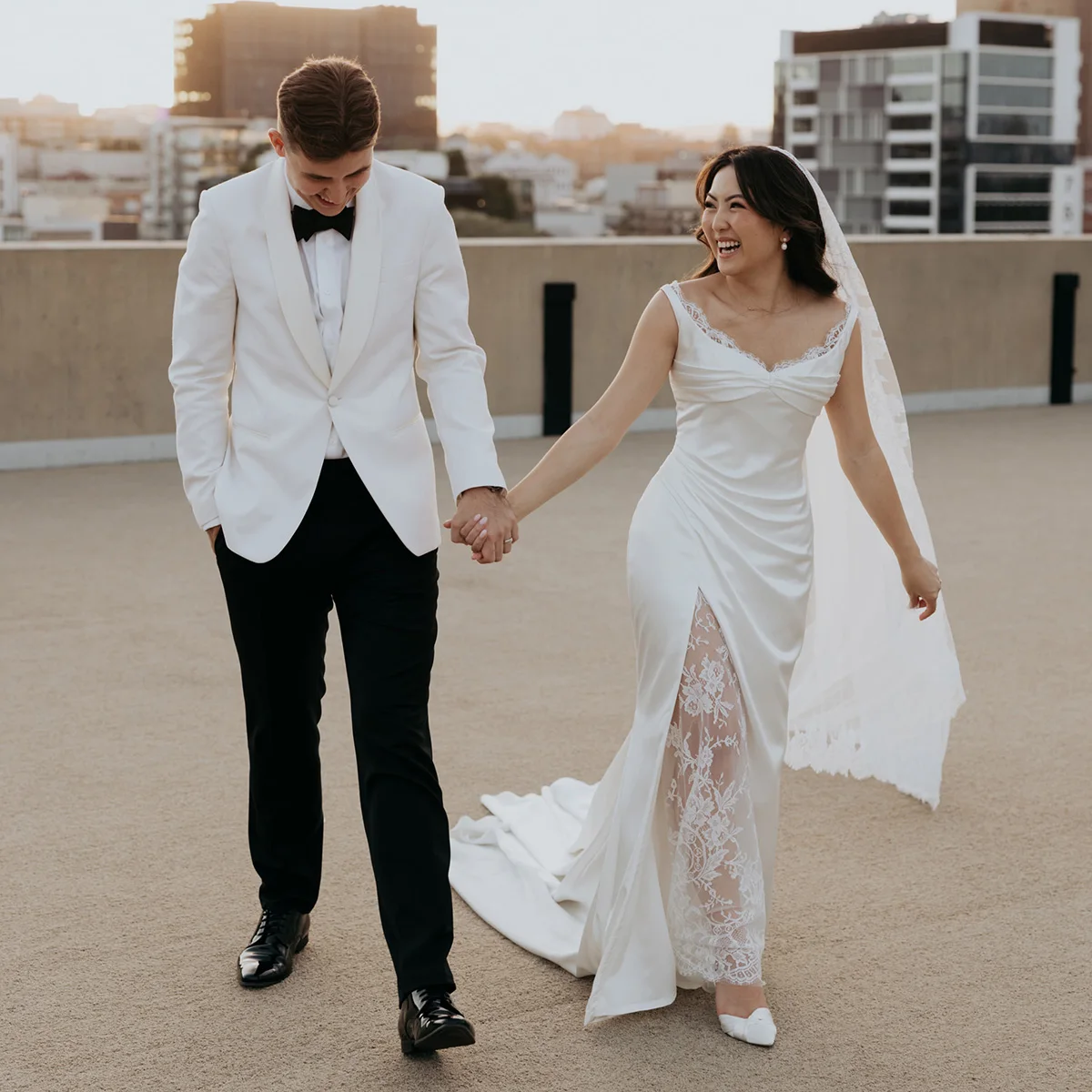 Maßgeschneidertes Vintage-Hochzeitskleid mit hohem Schlitz und Spitze, gerüscht, Etui-Satin, tief ausgeschnittene Schultergurte, ärmellose Sanduhr-Brautkleider