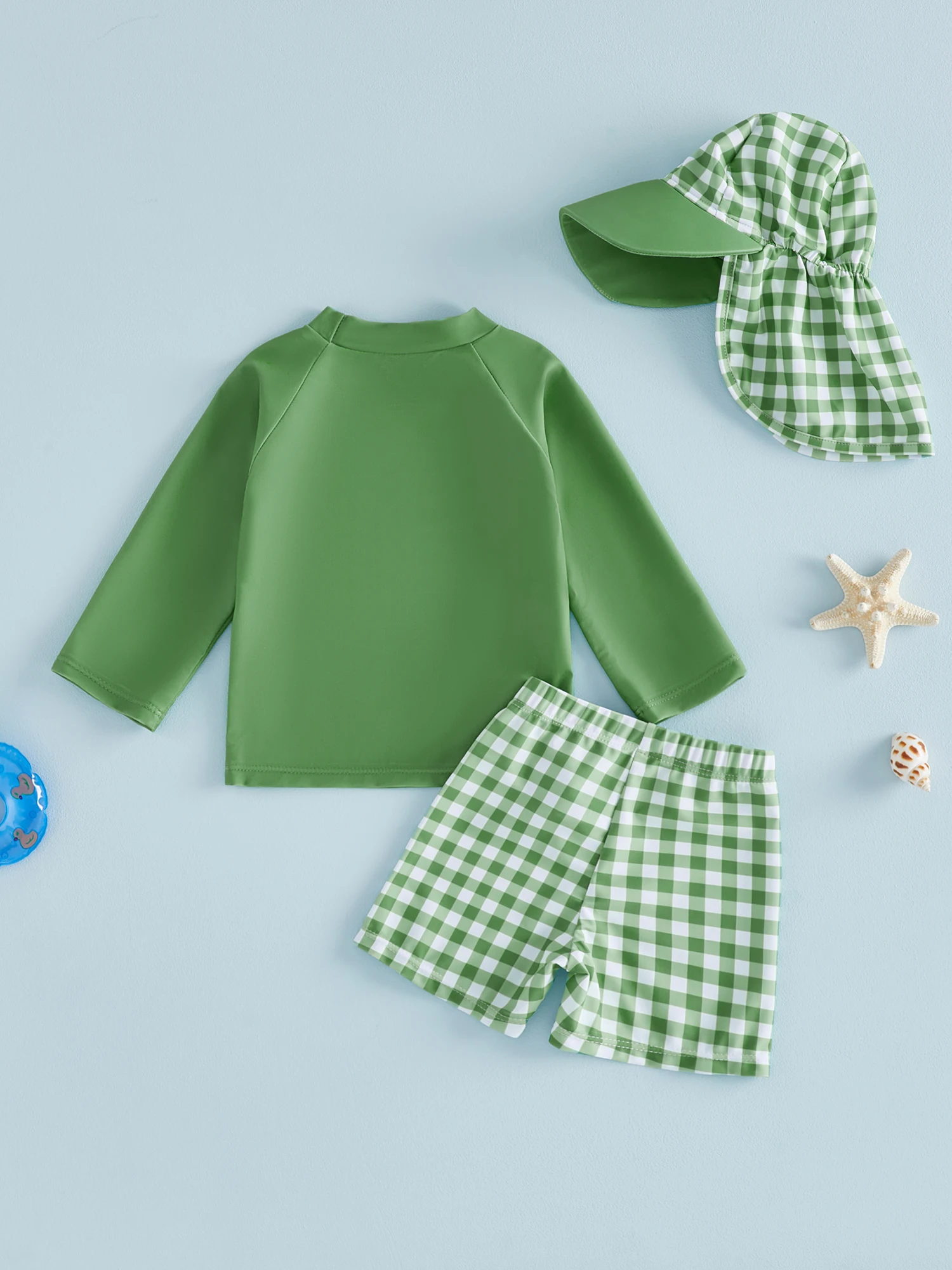 

Комплект для плавания для малышей с защитой от УФ-излучения: лонгслив с длинным рукавом, шорты в клетку и панамка для бассейна или пляжа