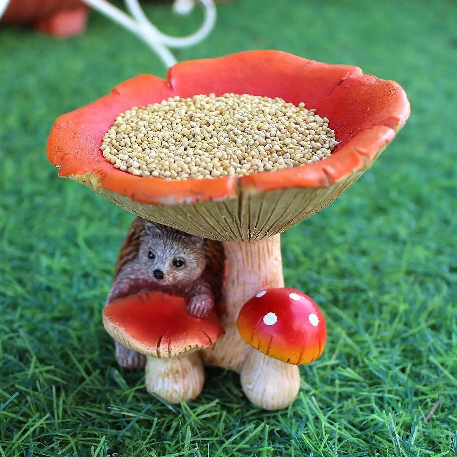 Estátua de ouriço ornamento de gramado alimentador de pássaros criativo bonito estatueta de alimentador de pássaros para