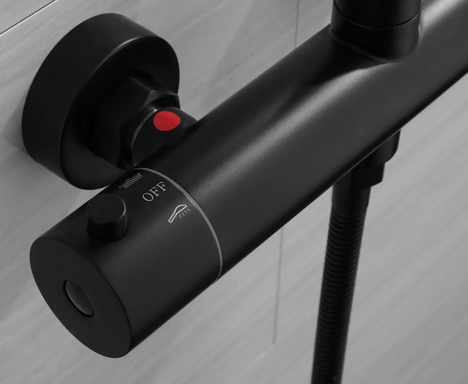 Set doccia a temperatura costante nero opaco esposto in acciaio inossidabile di lusso soffione a pioggia ultrasottile con palmare