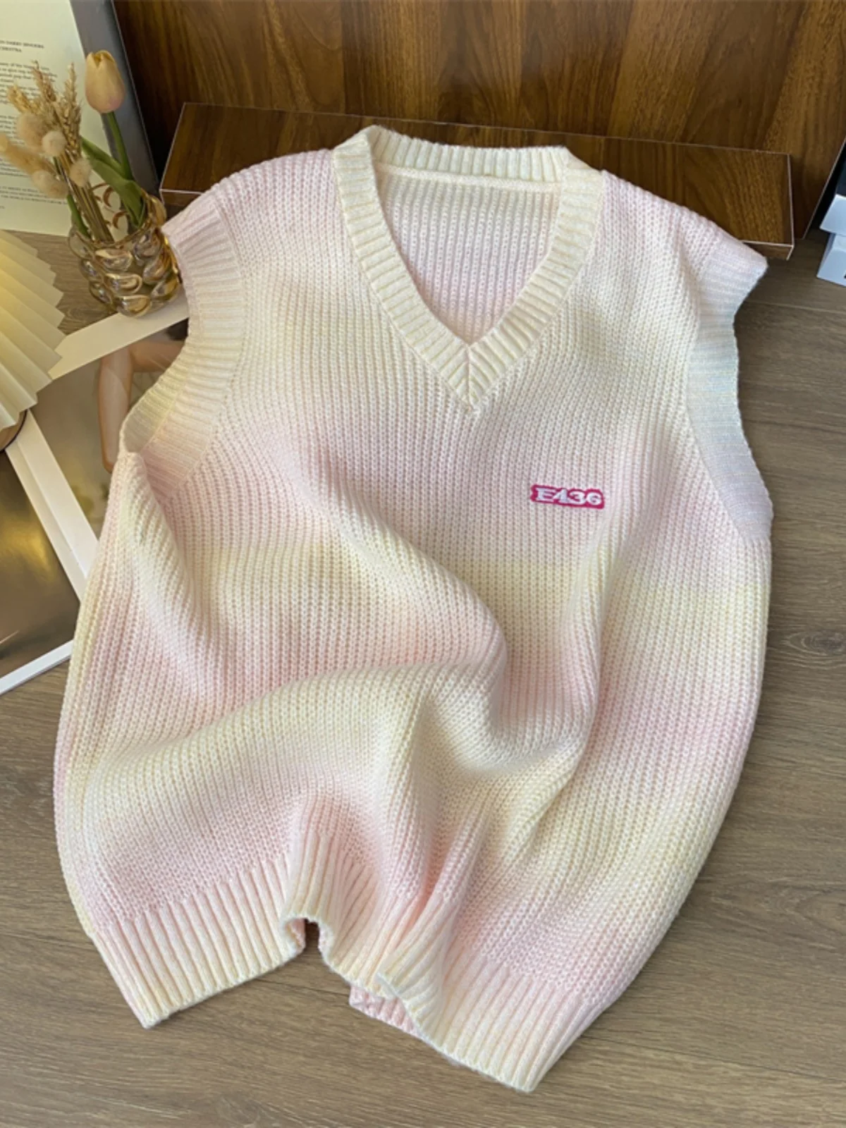 

Chic mat Men's Svel Vest V-Ne Knitwear Couple's Autumn Faion Casual Loose Fit Waed Proced No-Sve Design