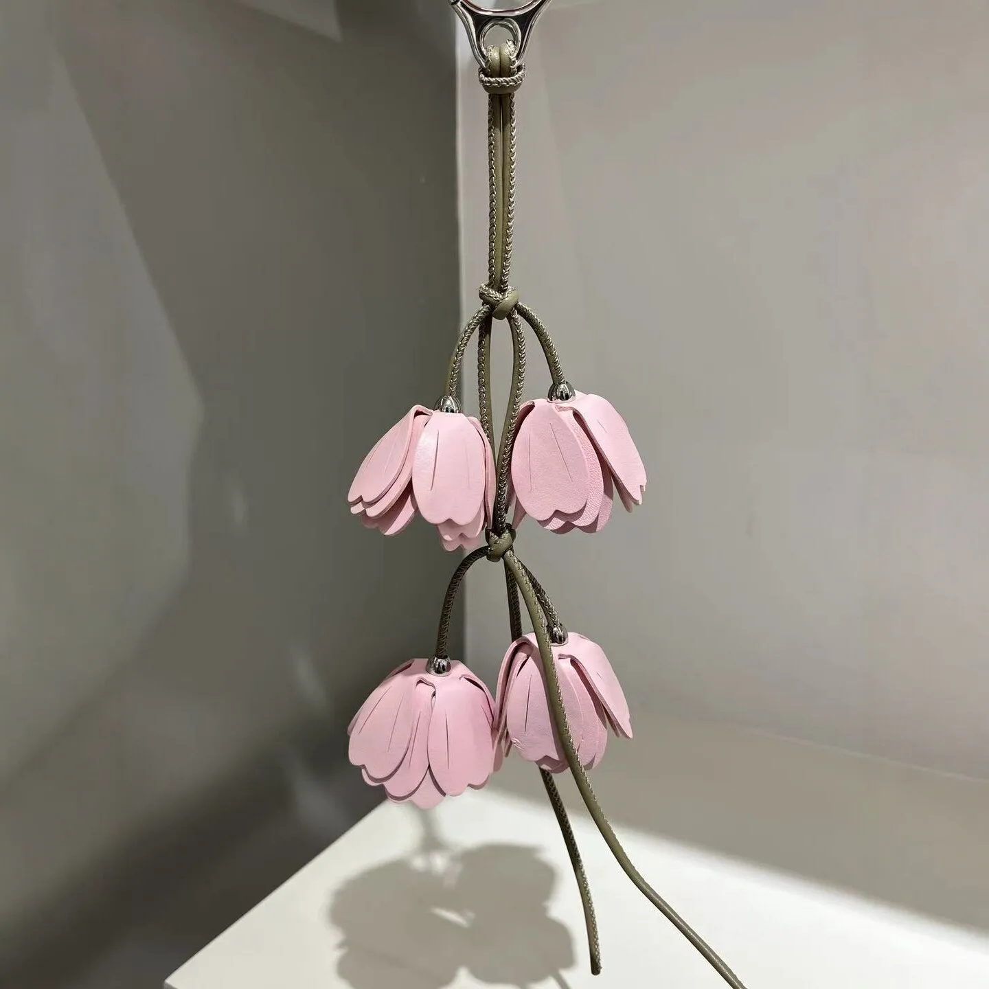 colgante-de-bolso-de-flor-rosa-tejida-a-mano-colgante-de-cuero-genuino-con-diseno-de-campana-de-viento-llavero-de-diseno-exclusivo-para-mujer