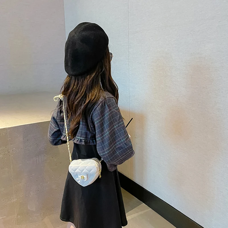 小さな女の子のためのかわいいハート型のクロスボディバッグ-幼児と子供のためのショルダーストラップ付きのかわいいPUレザーコインバッグ