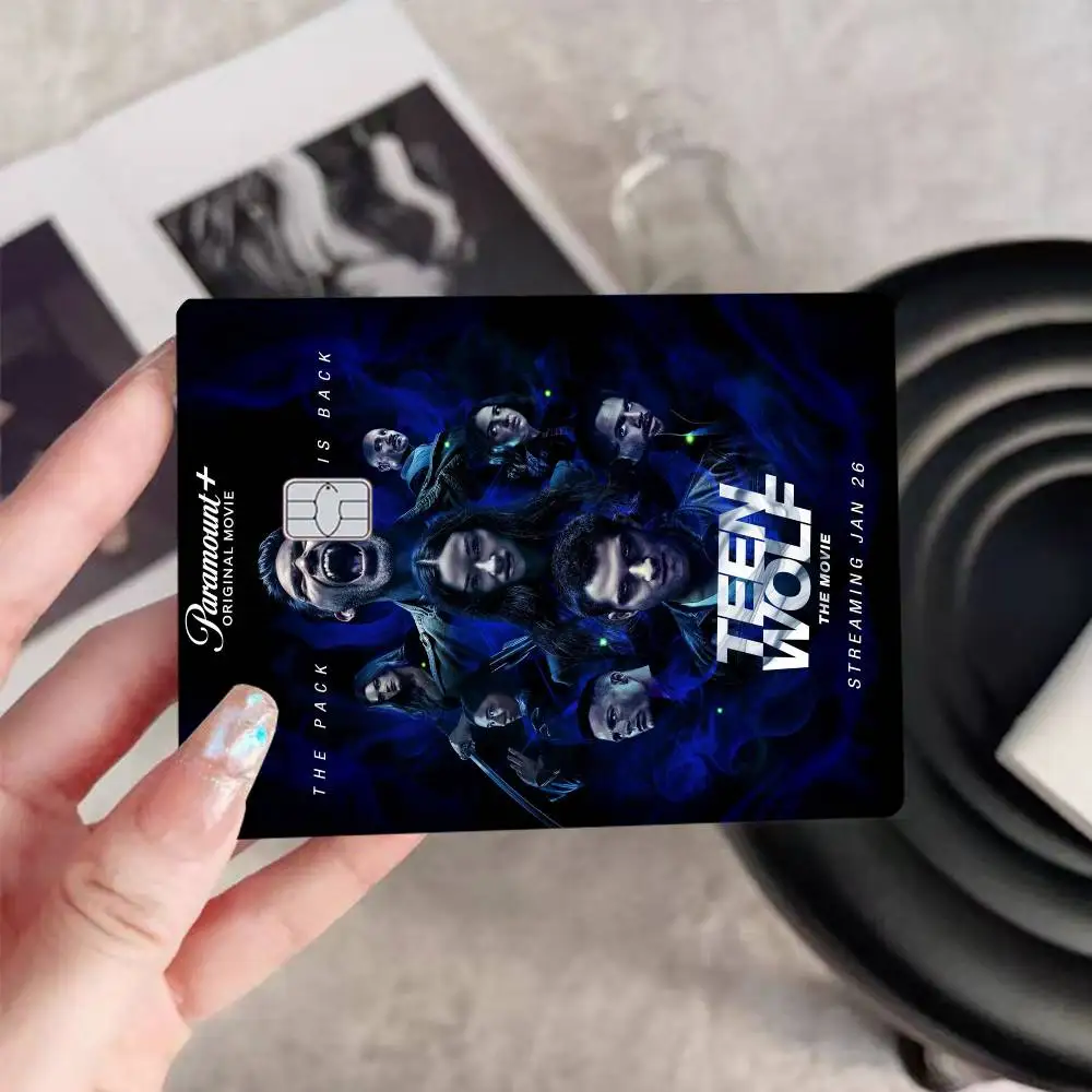 Teen Wolf Anime تنفق أو حفظ غلاف مضحك على إيقاف رفيع للغاية ولا يبهت ملصق غطاء جلدي لبطاقة الائتمان الخصمية