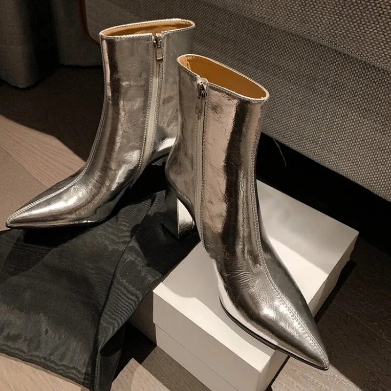 أحذية عارية جديدة لعام 2025 للنساء موضة خريف جديدة بمقدمة مدببة وحافة لامعة وسحاب مريح بكعب عالٍ