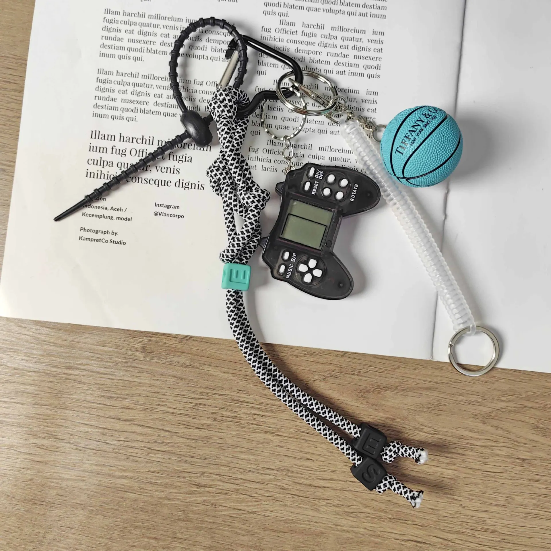 Fashionable Key Pendants Black White Heart Card Sleeve Balloon Dog Basketball Weaving Rope Woman Bag Pendant Ornaments Keychain