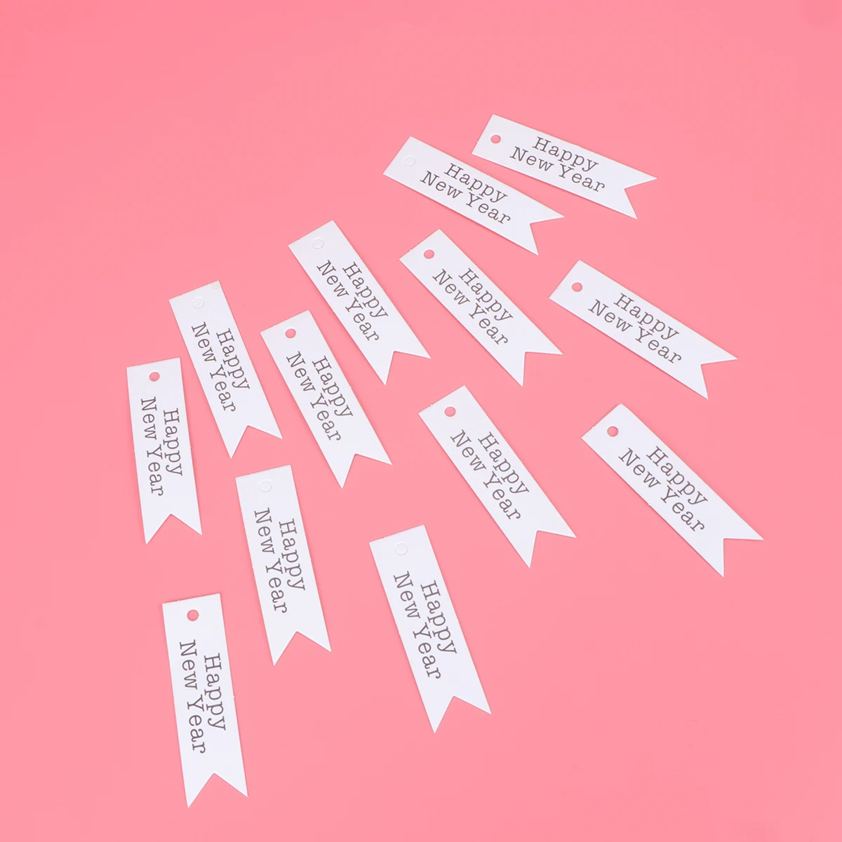 100pcs 스왈로우 테일 디자인 태그 새해 복 많이 받으세요 편지 인쇄 선물 태그 장식 크래프트 종이 태그 로프가있는 DIY 라벨 (흰색)
