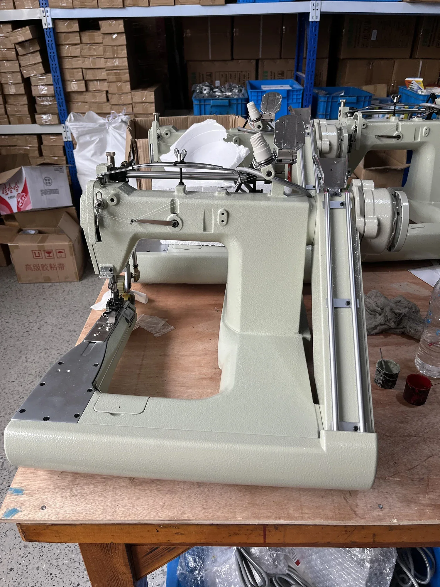 

-Для QK-928-PL Высокоскоростные джинсы из толстого материала, трехигольная подача от руки, промышленная швейная машина со съемником