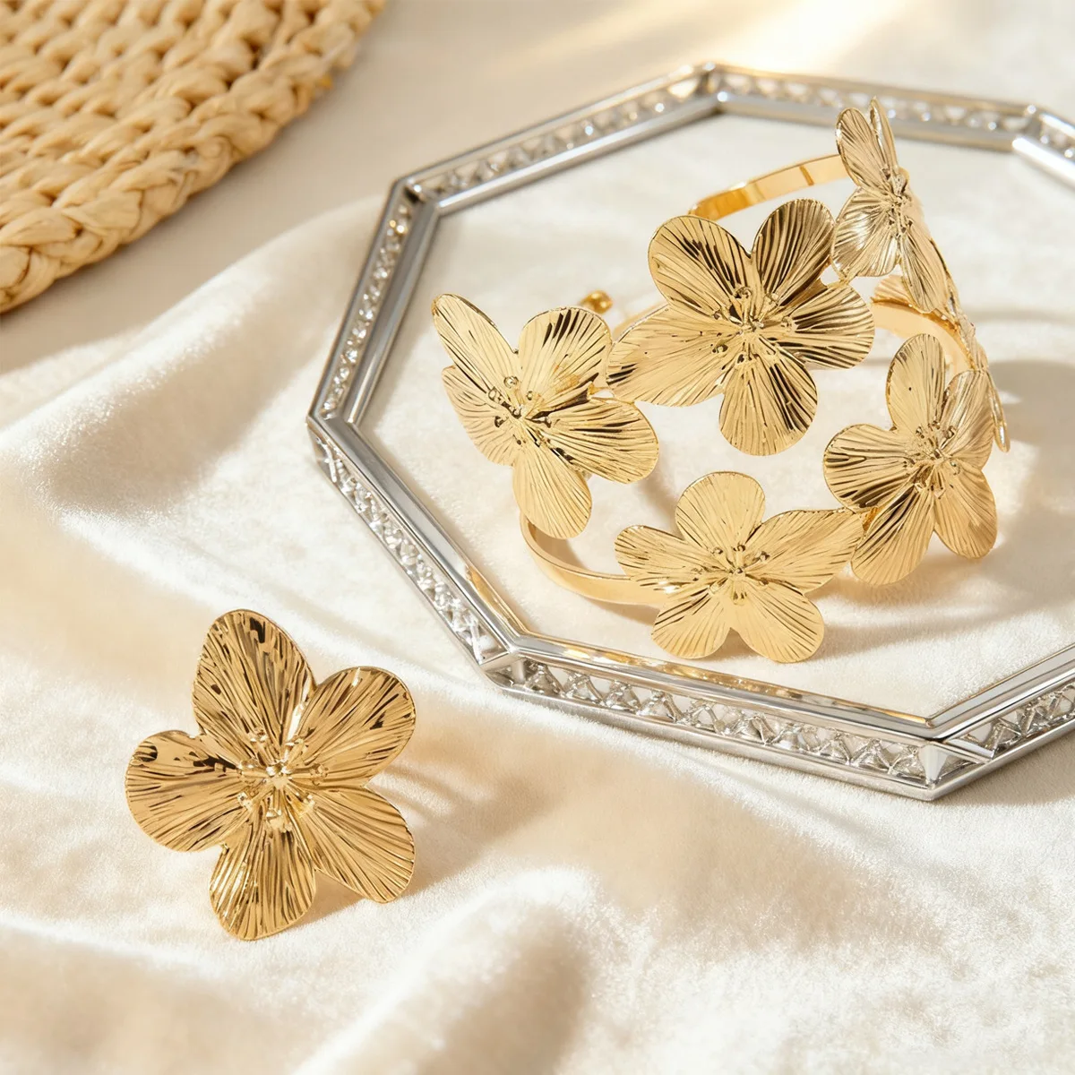 geometric metal three-dimensional hollow double-layer flower splicing faceted brushed opening bracelet ring set is fashionable
