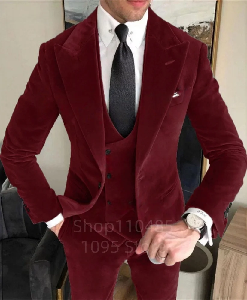 

Элегантный мужской костюм-тройка из бархата: пиджак с острыми лацканами, жилет и брюки. Смокинг для ужина и свадьбы, приталенный, для официальных мероприятий и деловых встреч.