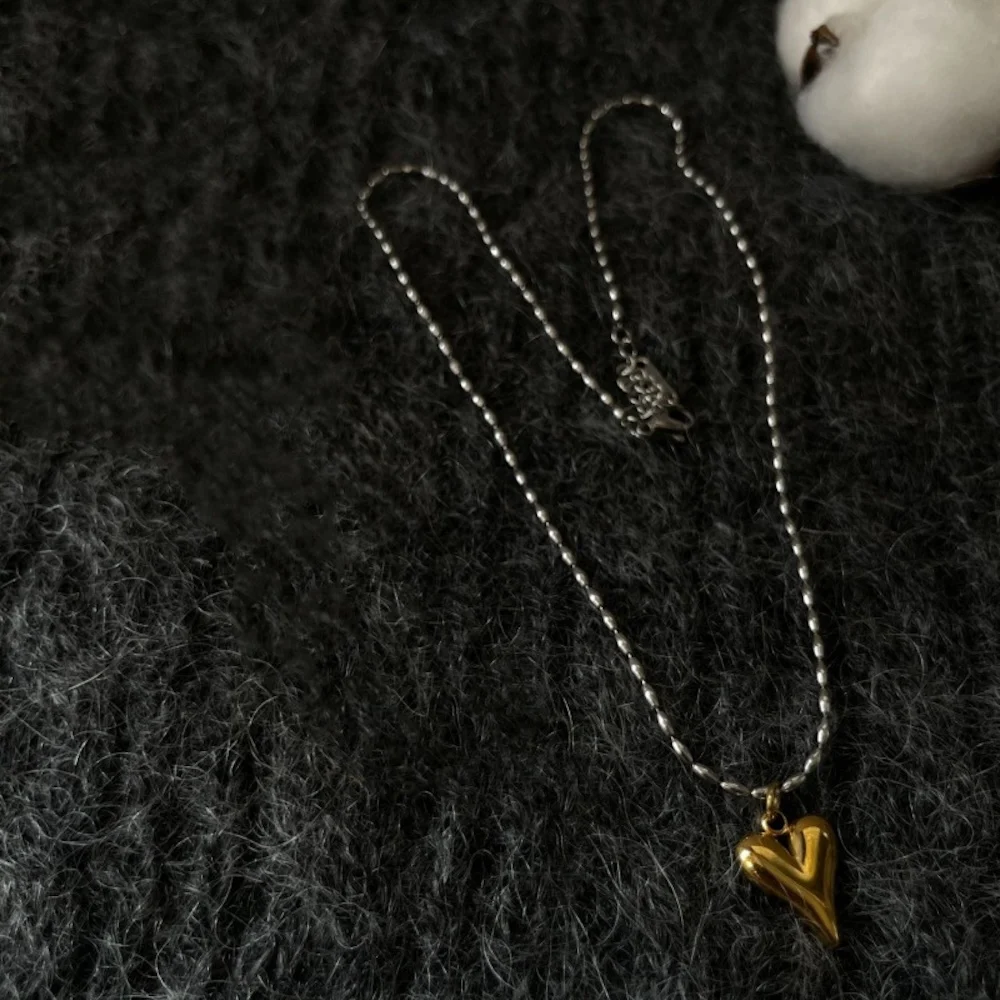 Retro Silberfarbene Edelstahl-Perlenkette, 18k Goldfarben plattiert, mit Liebes-Titanstahl-Anhänger für Damen – Detail 4