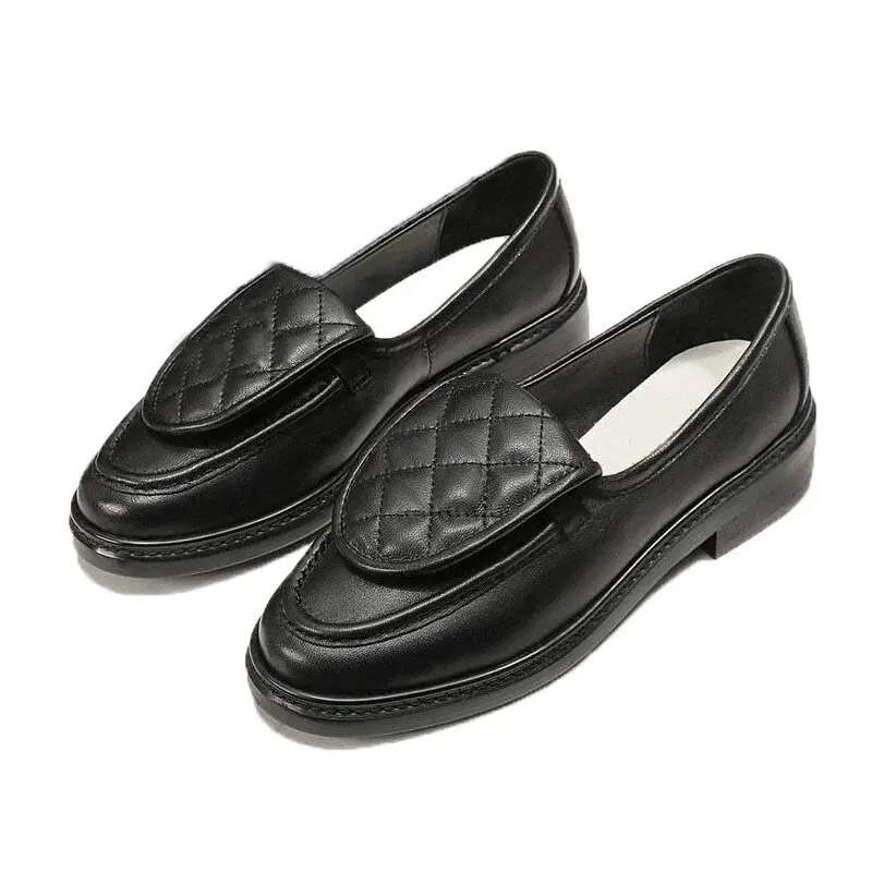 Sepatu Wanita Desainer Sepatu Kulit Kecil Gesper Logam Sepatu Ramping Hak Datar