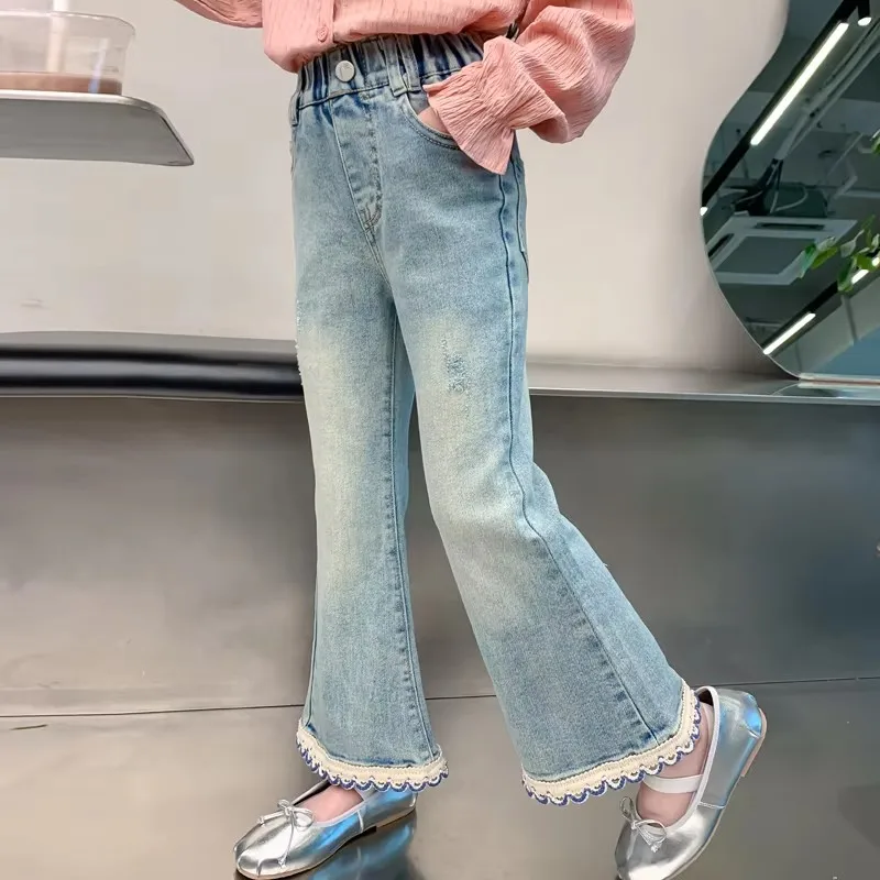 Jeans alla moda per ragazze Pantaloni eleganti in denim carini elasticizzati Pantaloni adorabili primaverili per bambini con fiore in pizzo per adolescenti di età 4-13 anni