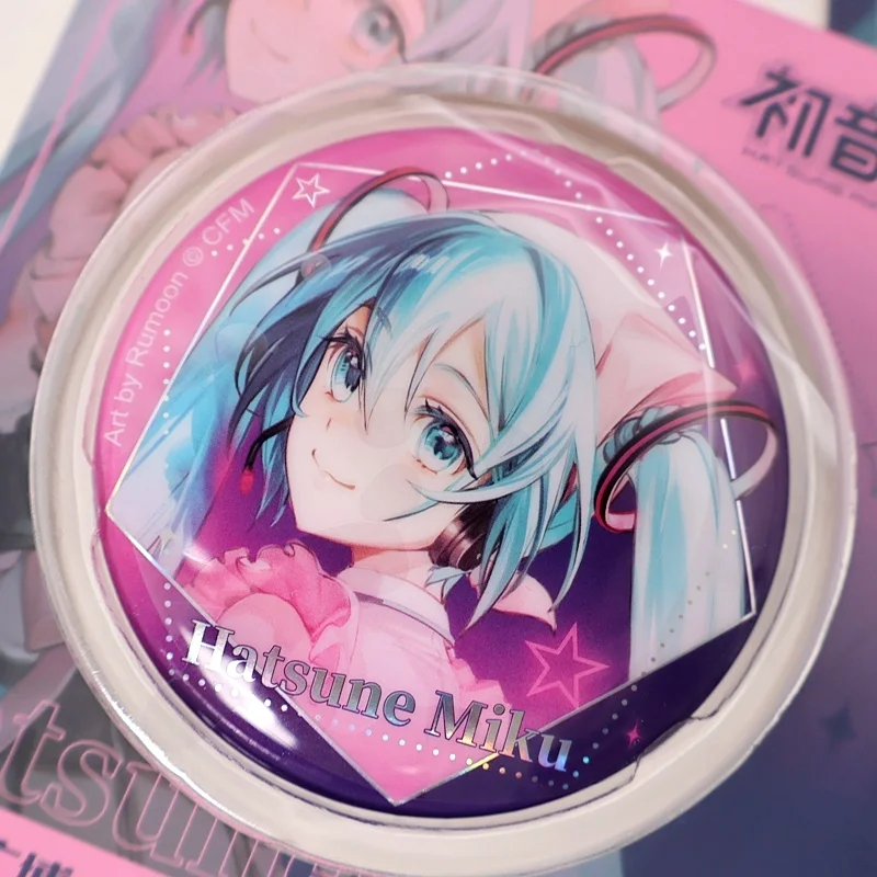 Disponibile Kawaii Hatsune Miku Distintivo riflettente Anime Simpatico cartone animato Spilla laser Regalo di compleanno da collezione Accessori per zaino fai da te