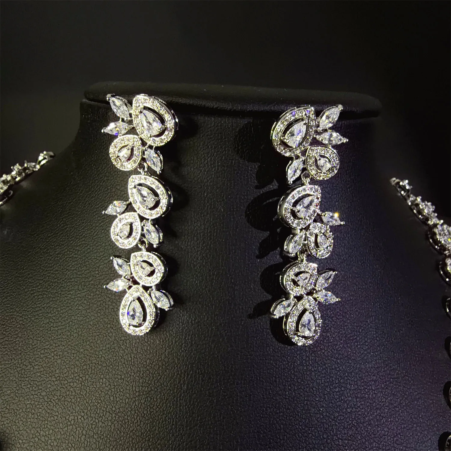 European and American Style Retro Daily Temperament Jewelry Necklace Earrings Women's Light Luxury Wedding Holiday Gift M-943