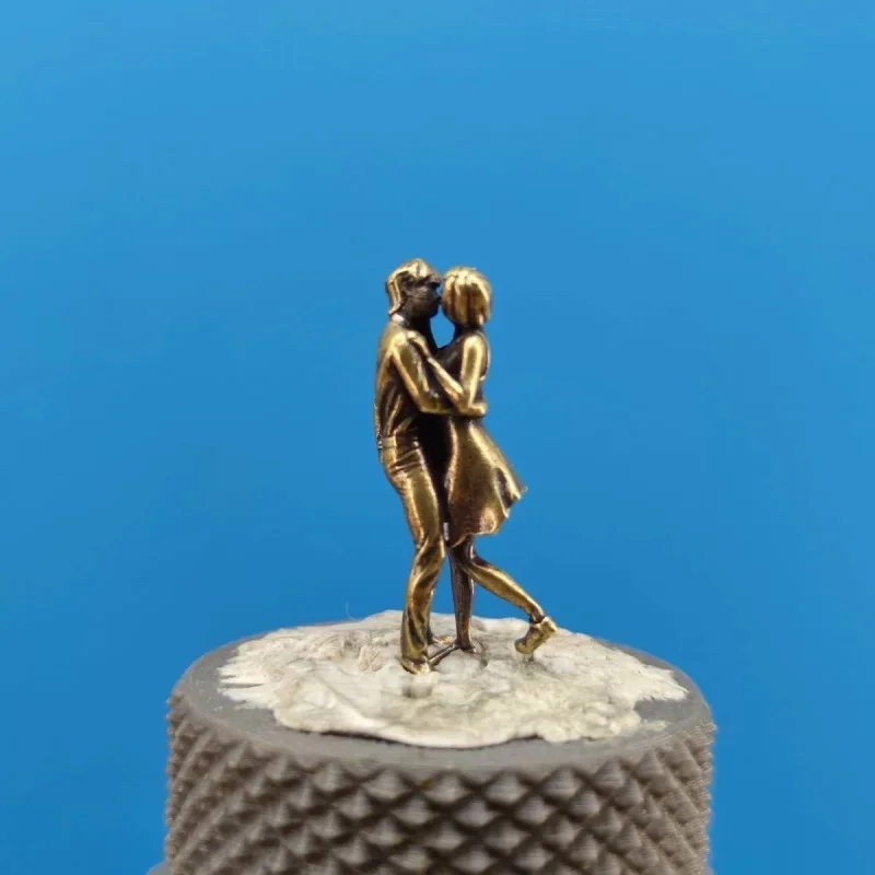 Niedliche Paar-Figur mit Kuss-Positur für Moos-Mikrolandschaften, Sandkasten-Szenen, Miniatur-Modell, Romantische Heimdekoration