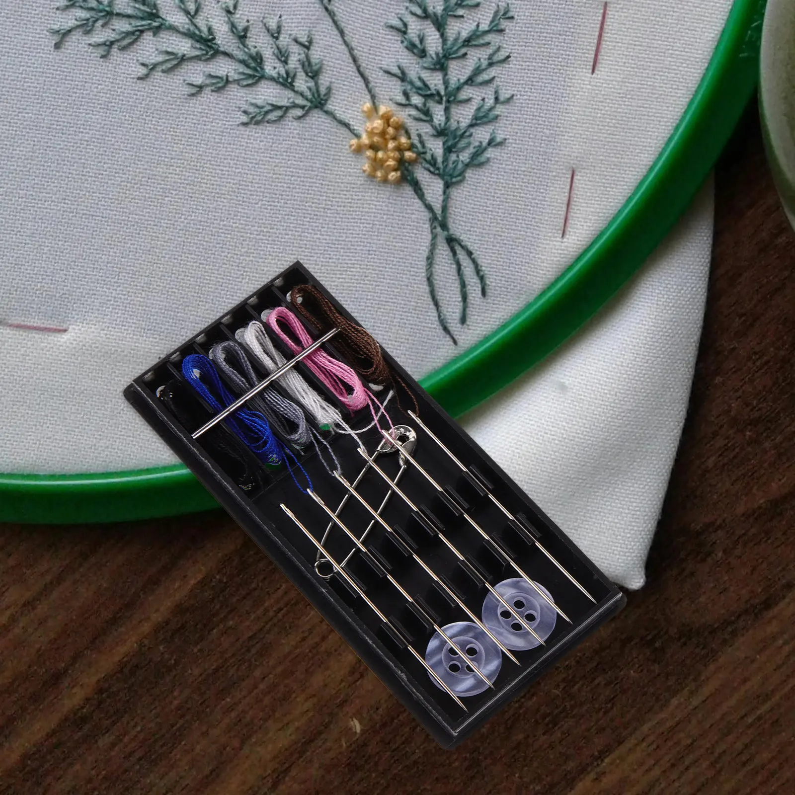 

2 набора легких швейных наборов: портативные дорожные наборы для шитья, вышивания и ремонта с иглами и нитками для дома