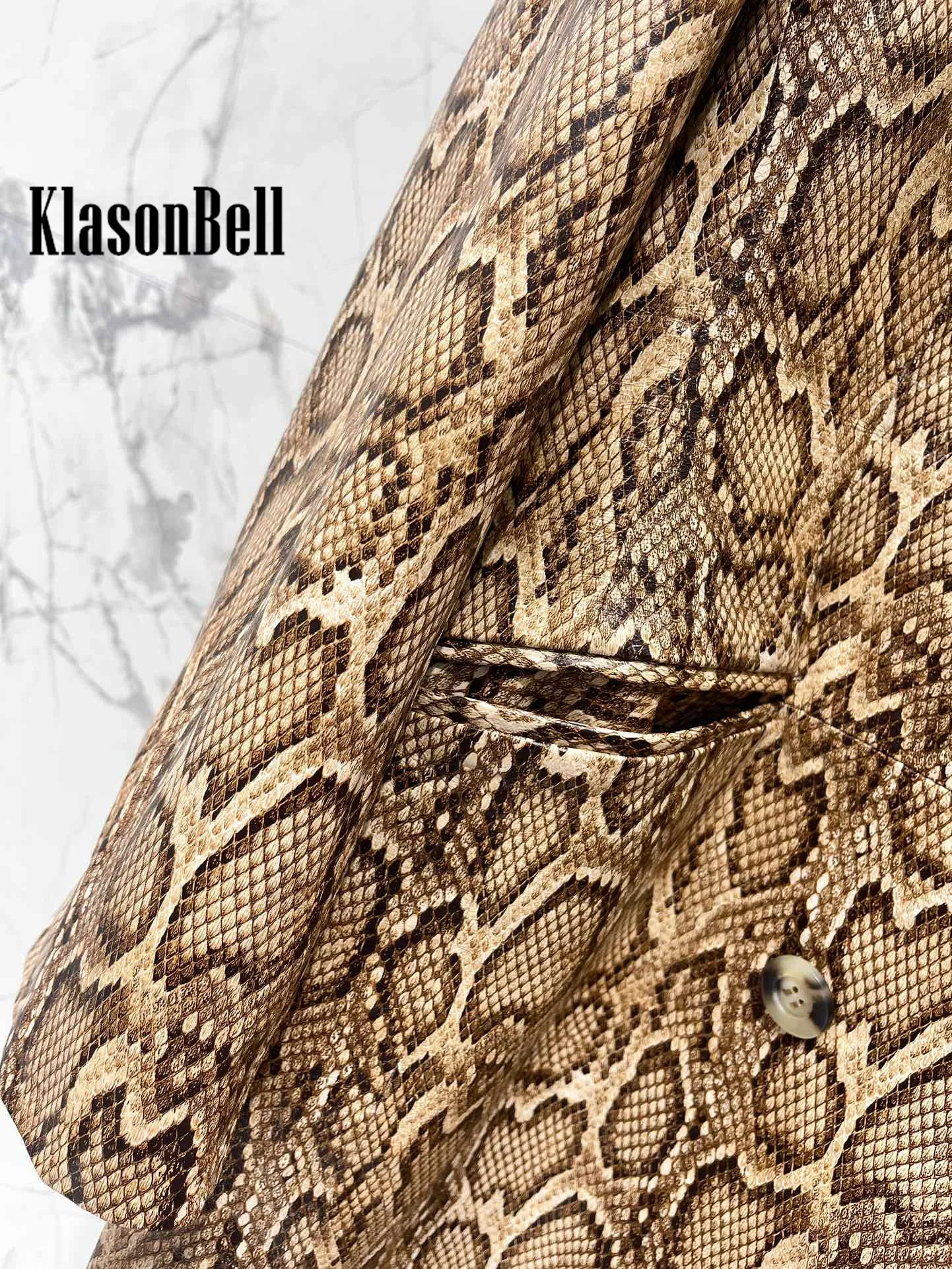 10.16 KlasonBell ملابس حريمي 2024 خريف شتاء جديد خمر Suakeskin نمط جلد الغنم خندق التلبيب طوق مزدوج معطف طويل