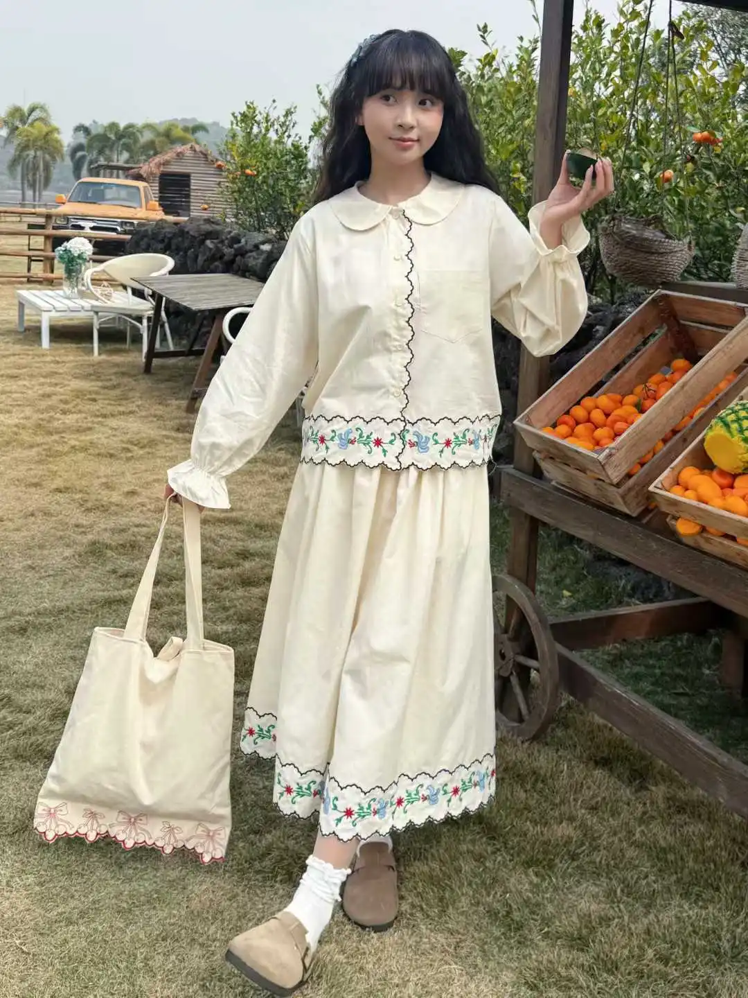 

Новинка 2026: Нежный японский комплект в стиле Мори-гёрл — вышитая хлопковая блузка-рубашка и длинная юбка (двойка)