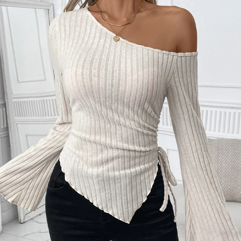 

Новая женская сексуальная футболка с открытыми плечами, длинными рукавами и асимметричным кроем, облегающая, в уличном стиле, элегантная, с расклешенными рукавами