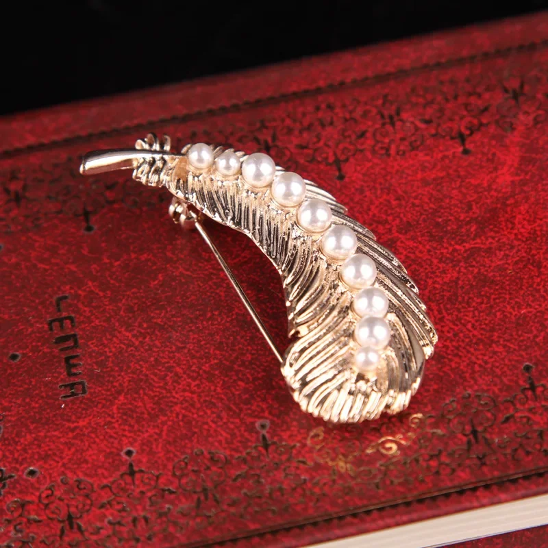 Courtly Style Feather Pearl Brooch Vintage Corsage Coat Trench Coat Accessory Brooches for Women