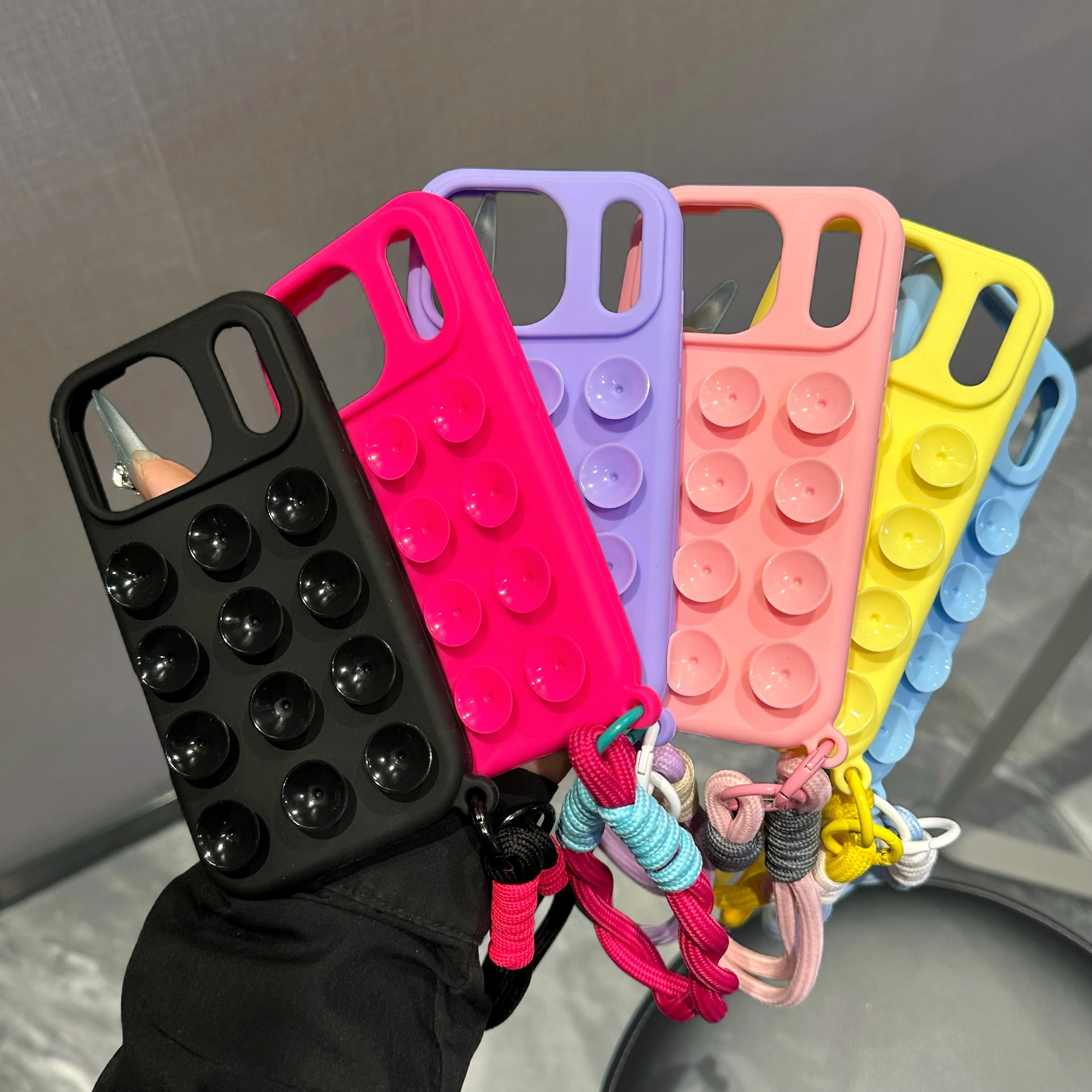 Funda con ventosa y cordón de caramelo para iPhone 17 Air 16 15 Plus 14 13 12 11 Pro Max, correa para muñeca, soporte creativo, funda de silicona
