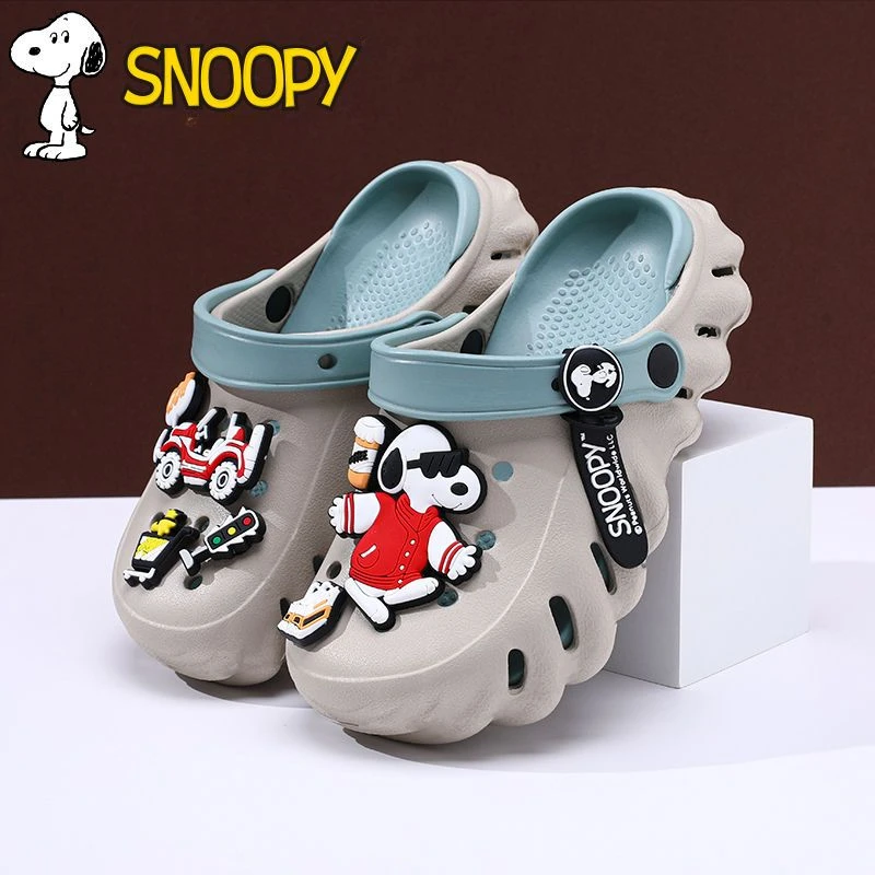 อุปกรณ์ต่อพ่วงอนิเมะ Snoopy Peanuts บุคลิกภาพความคิดสร้างสรรค์การ์ตูนเด็กชายและเด็กหญิงดูดีและสามารถสวมรองเท้าแตะข้างนอกได้