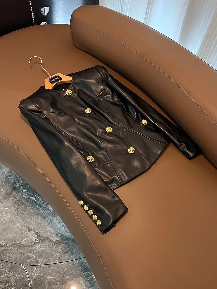 

Стильная приталенная кожаная куртка 2026 года: Новая модная верхняя одежда с металлическими пуговицами и красивым дизайном A30004 для молодых женщин