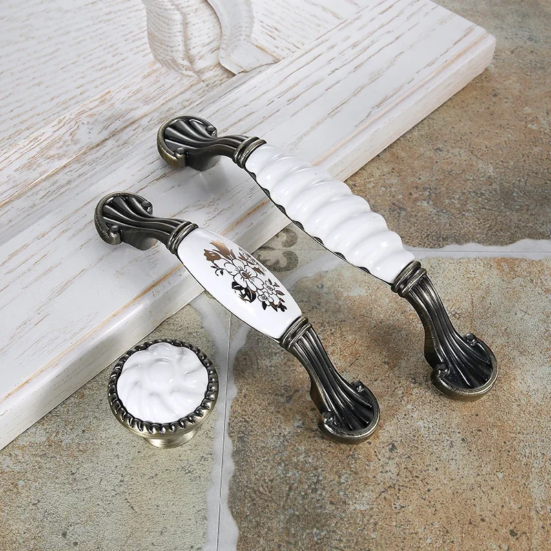 YM الطباعة الأوروبية السيراميك مقبض خزانة حديثة مقابض باب خزانة الملابس الكلاسيكية الذهب زهرة المقابض مقبض حديقة تسحب 7015