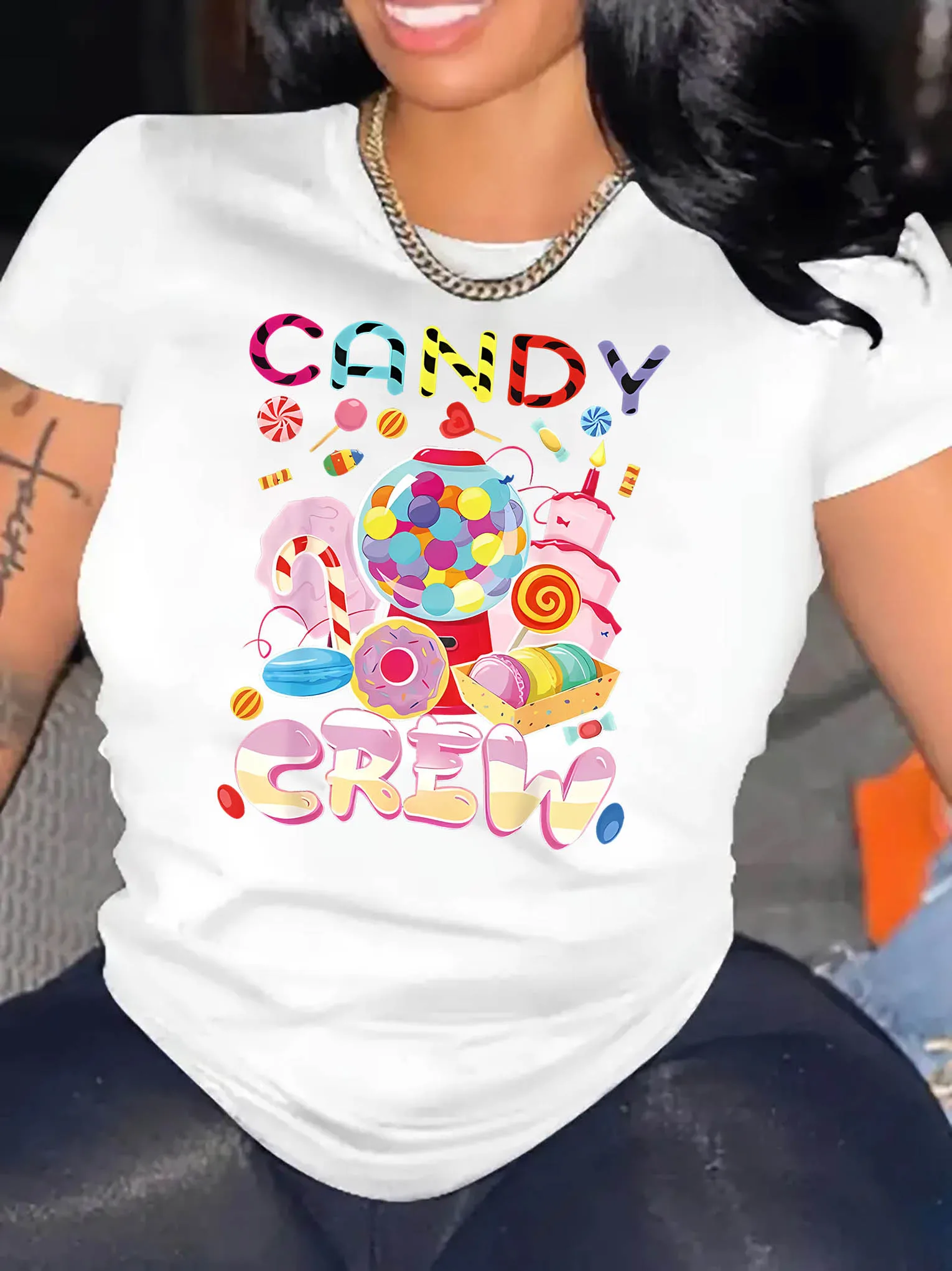 여성용 캔디 크루 그래픽 프린트 티셔츠 - 다채로운 기하학적 캔디 디자인이 있는 블랙 캐주얼 반소매 라운드 넥 티셔츠